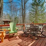 Cozy Pocono Lake Cottage With Fire Pit And Ping Pong!