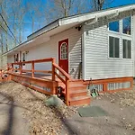 Cozy Pocono Lake Cottage With Fire Pit And Ping Pong!
